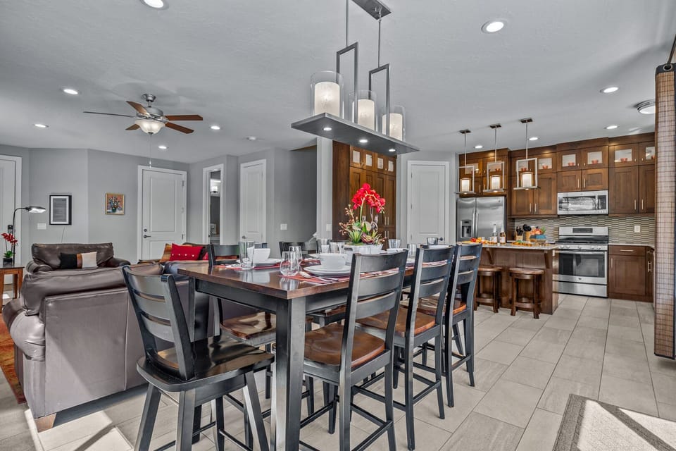 420 Living Room &  Dining Area