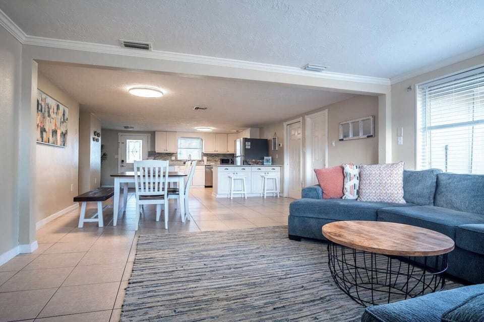 Fully stocked kitchen for all your cooking needs. Dining room table seating for 6.