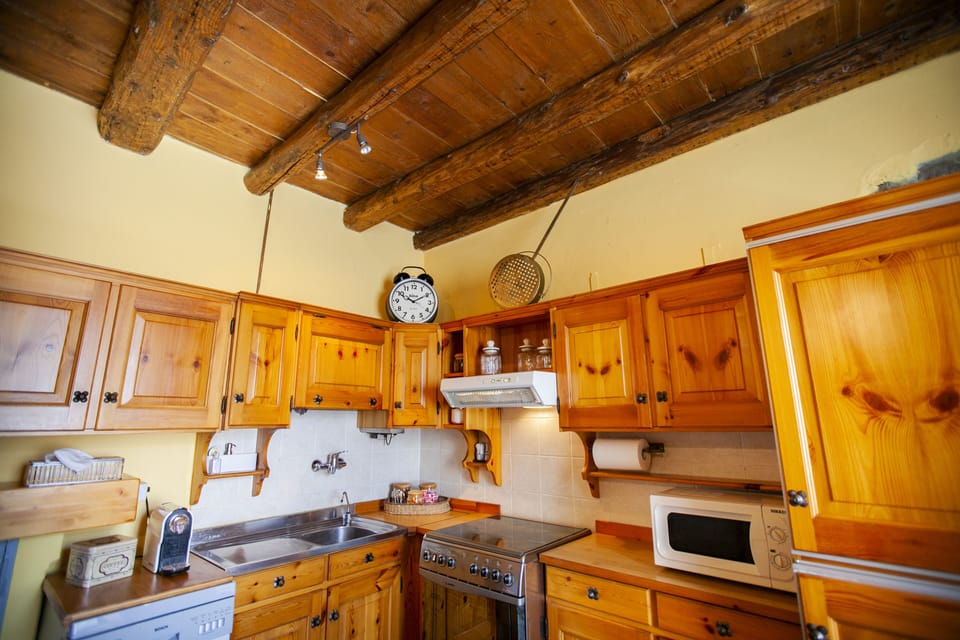 Panoramic House | Private kitchen | Fridge, oven, stovetop, cookware/dishes/utensils