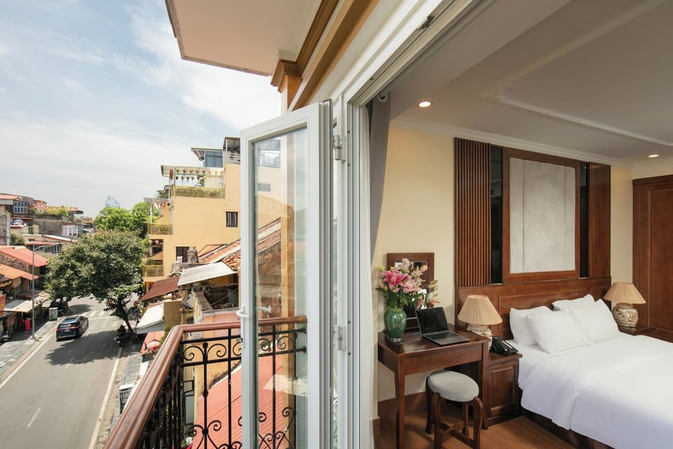 Junior Room, 1 King Bed, City View | Terrace/patio