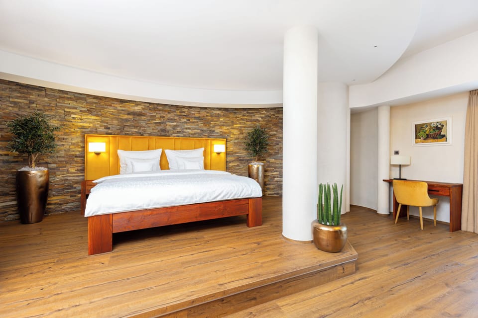 Executive Studio Suite, Sauna, Golf View | Minibar, desk, soundproofing, free cribs/infant beds