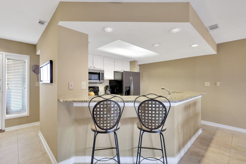 Bright & Modern Kitchen Bar