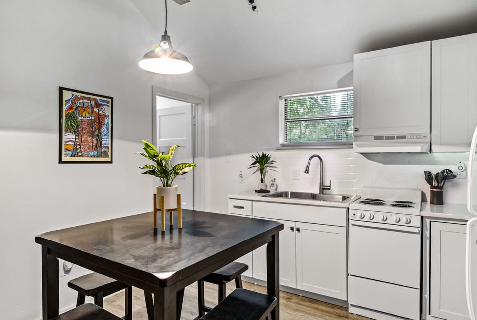 Beautifully Furnished and Bright Kitchen