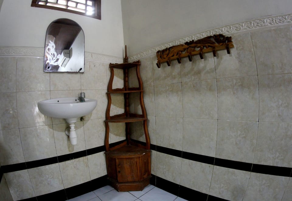 Family Room | Bathroom | Shower, rainfall showerhead, towels