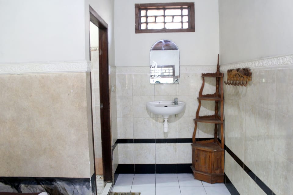Family Room | Bathroom | Shower, rainfall showerhead, towels
