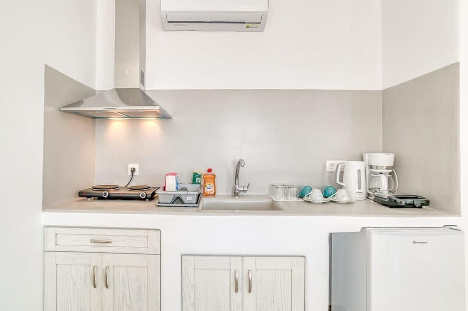 Modern Kitchenette with Electric Hob
Sleek and functional kitchenette with cooking essentials and counter space.