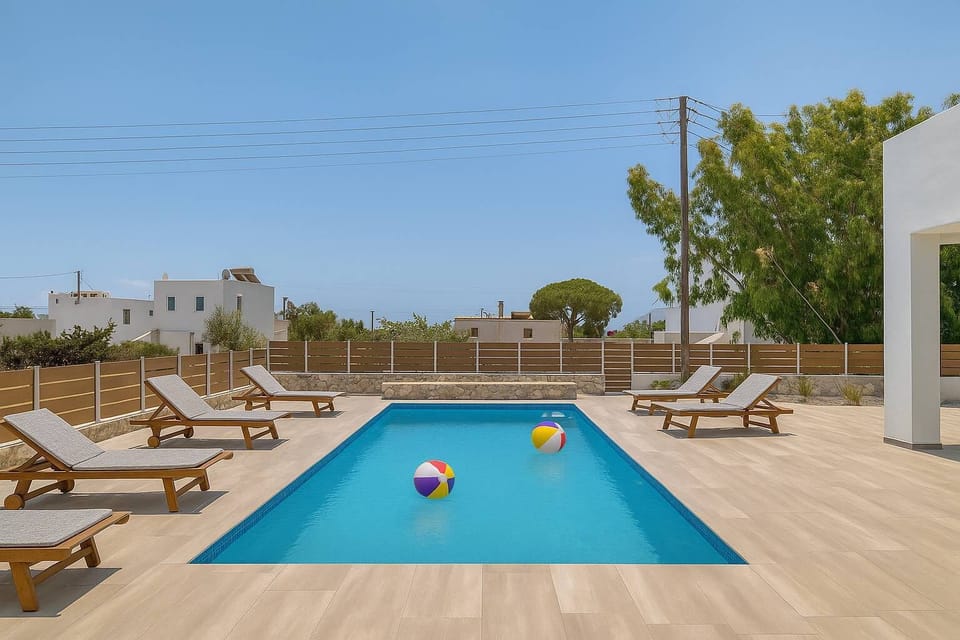 Swimming Pool – Clean and Inviting
A crisp midday capture of the pool, perfect for a relaxing dip under the sun.
