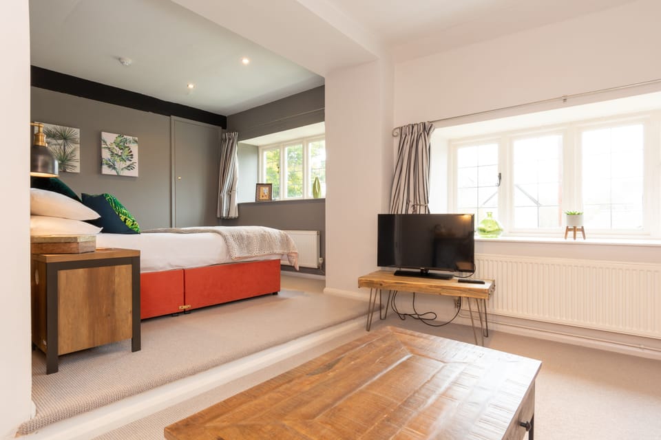 Suite | Desk, free WiFi, bed sheets