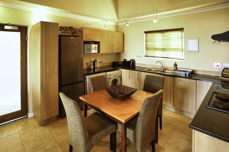 Classic Apartment | Private kitchen | Full-size fridge, microwave, oven, stovetop