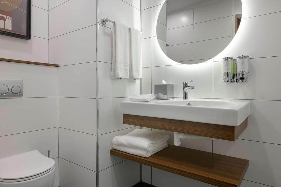 Shower, rainfall showerhead, free toiletries, hair dryer