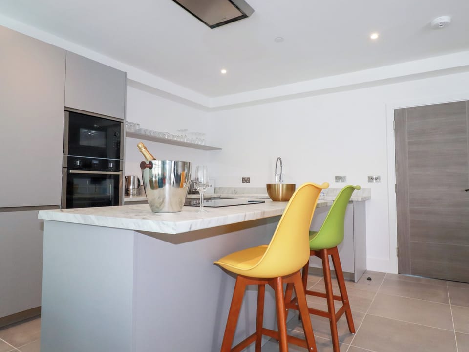 Cottage | Private kitchen | Fridge, dishwasher, electric kettle, cookware/dishes/utensils