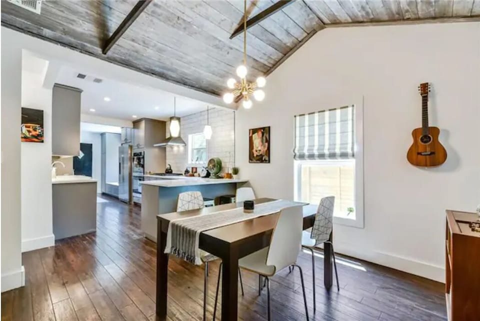 Dining Room & Kitchen Bar