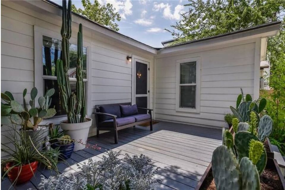 Front porch (fully gated)