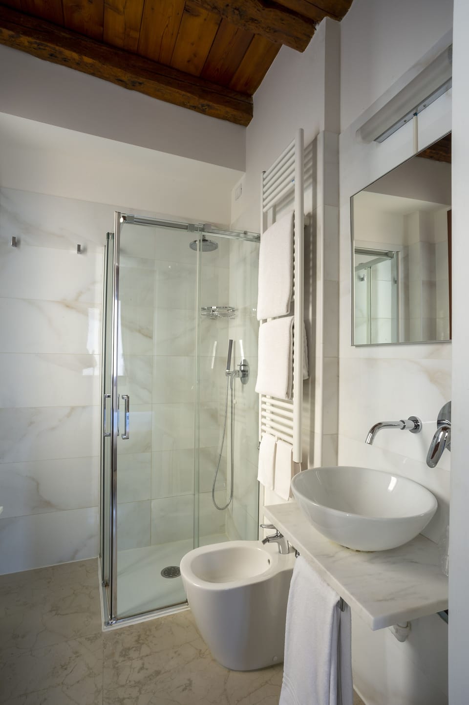 Shower, rainfall showerhead, free toiletries, hair dryer