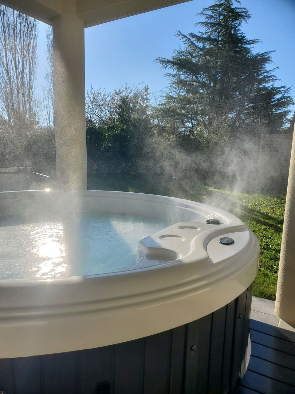 Outdoor spa tub