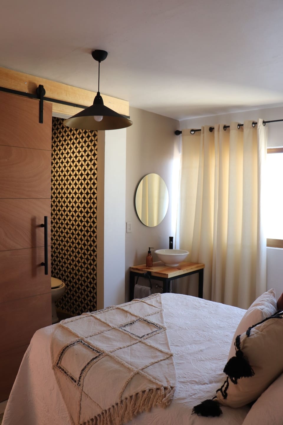Design Room | Individually decorated, iron/ironing board, free WiFi, bed sheets