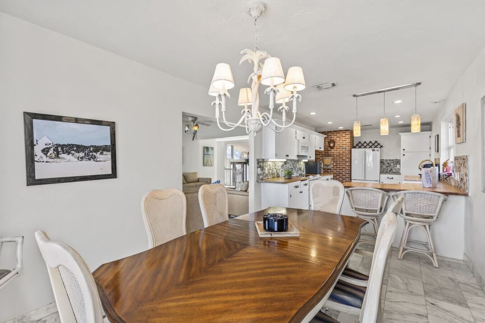 Daytona Beach Oceanfront Pet Friendly Airbnb Dining room