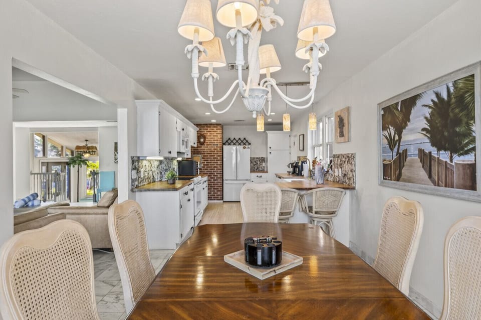 Daytona Beach Oceanfront Pet Friendly Airbnb Dining room