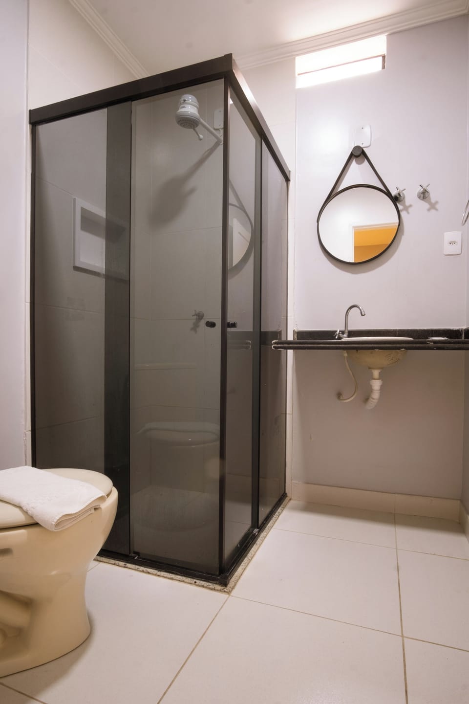 Standard Twin Room | Bathroom | Shower, free toiletries, towels