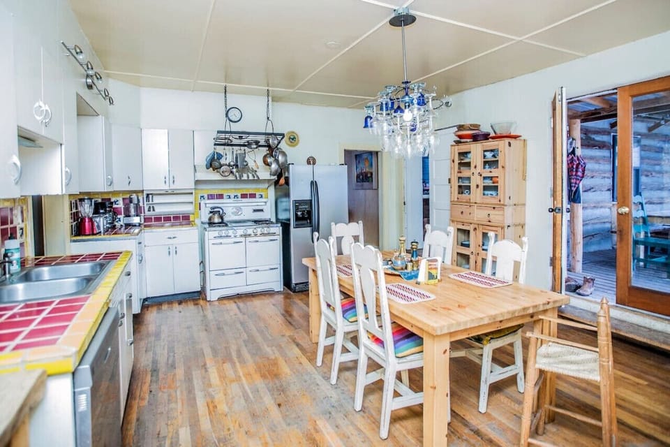 Large kitchen, with dining table, dishwasher & washer & dryer