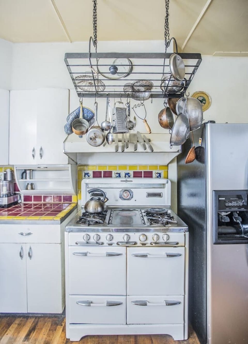 Kitchen stove with 2 ovens