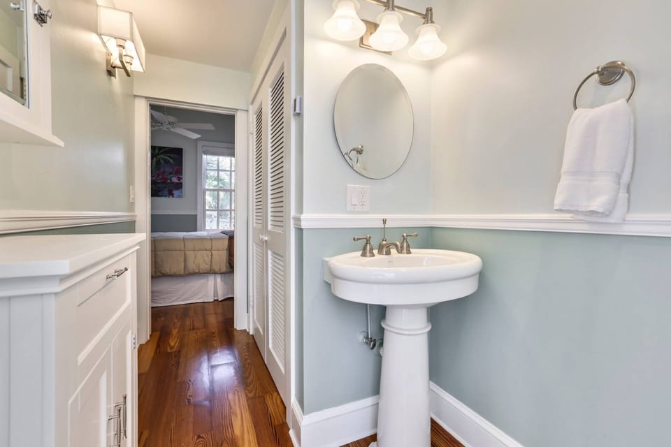 Calming blues in the bathroom.