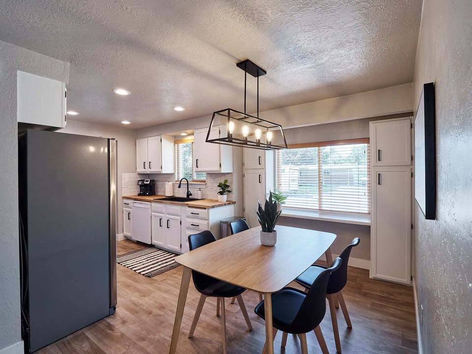 Sit down for family dinners in the dining area that comfortably seats 4