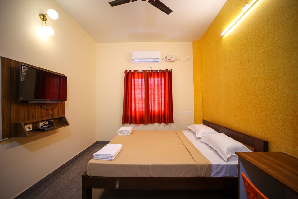 Standard Room | Egyptian cotton sheets, premium bedding, desk, free WiFi