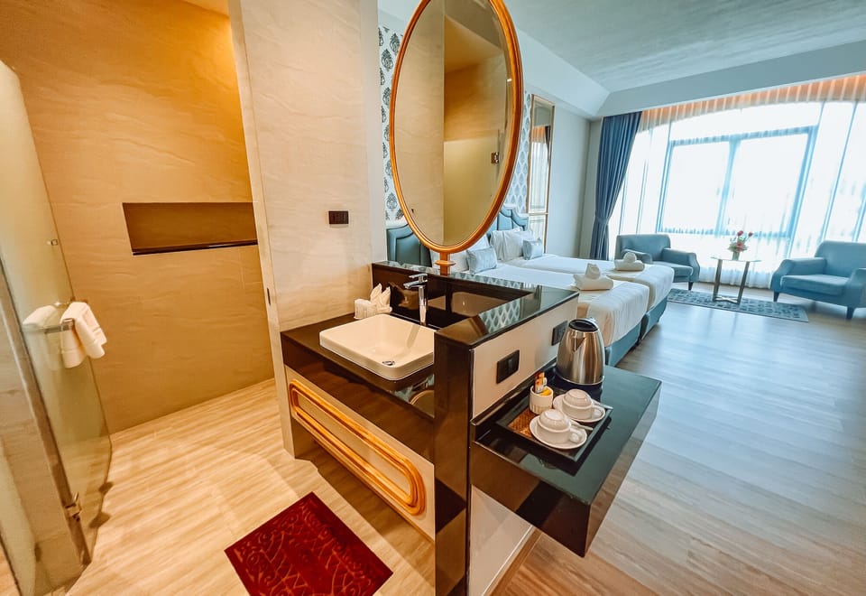 Deluxe Double or Twin Room | Bathroom | Shower, free toiletries, hair dryer, bathrobes