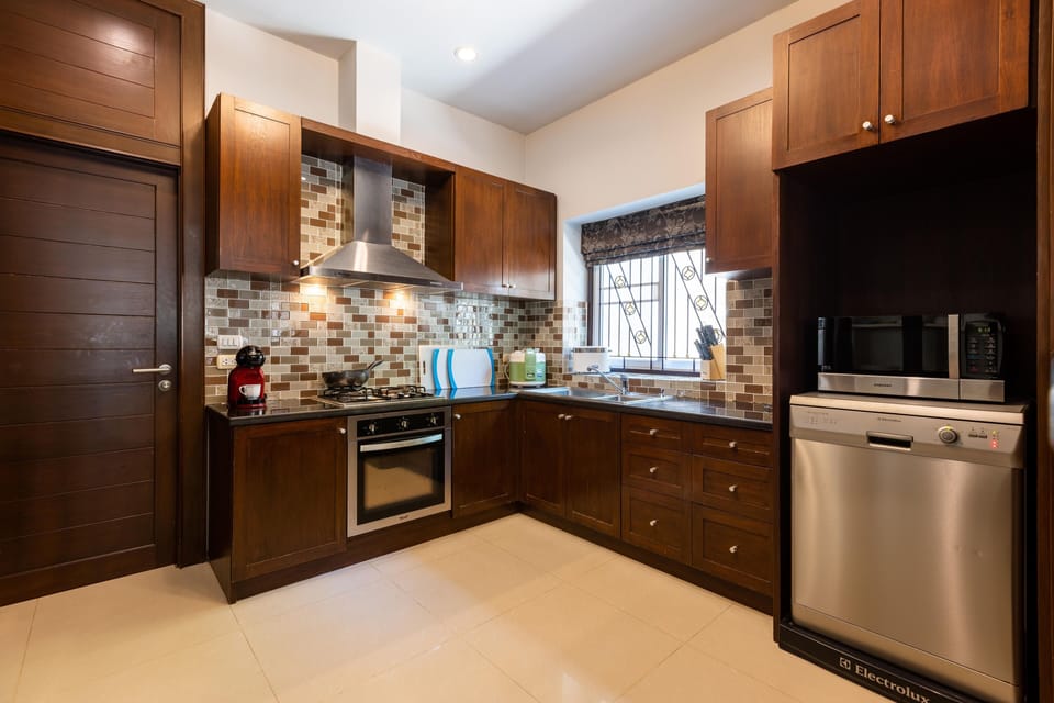 Family Villa | Private kitchen | Full-size fridge, microwave, oven, stovetop
