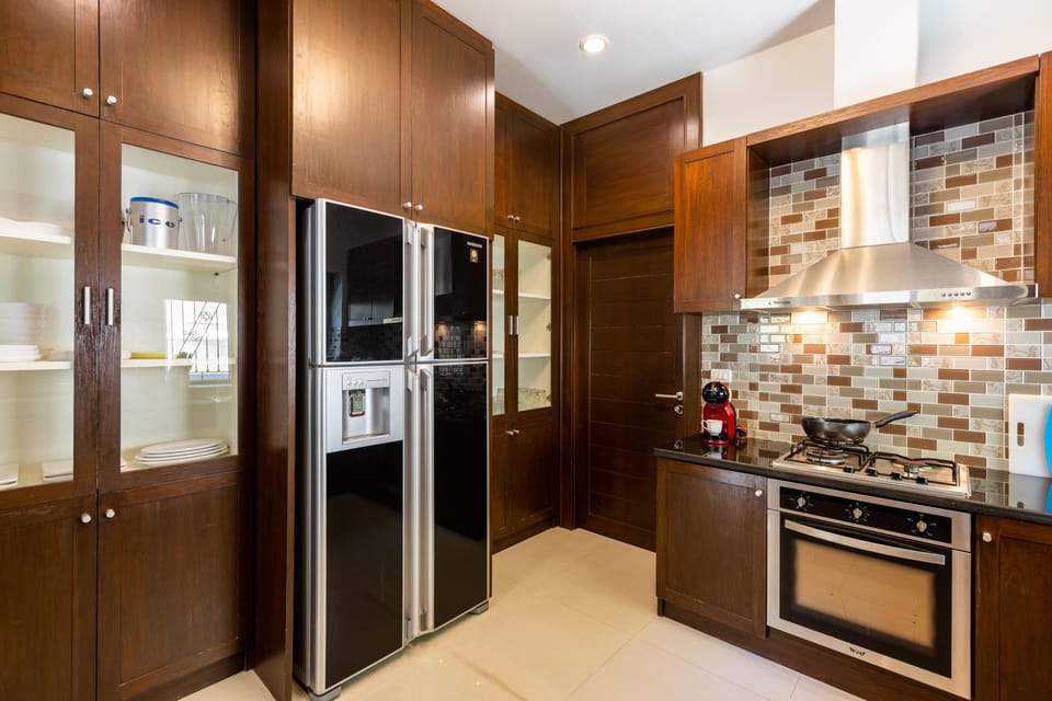 Family Villa | Private kitchen | Full-size fridge, microwave, oven, stovetop