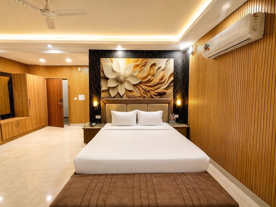 Superior Room, Mountain View | Down comforters, laptop workspace, iron/ironing board, free WiFi