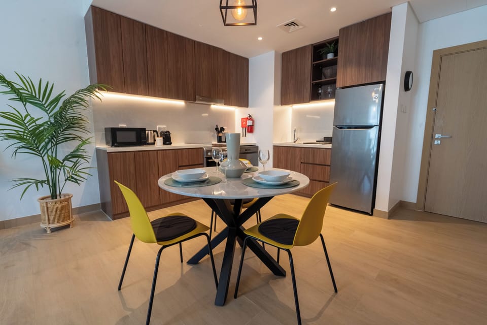 Deluxe Apartment | Private kitchen | Fridge, microwave, oven, stovetop