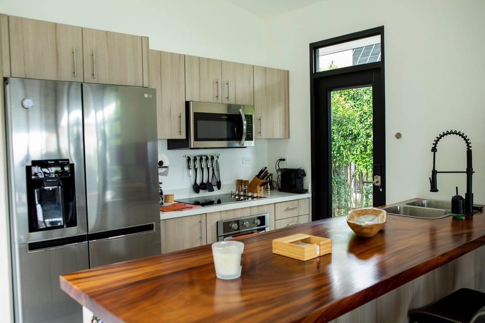 Kitchen with Breakfast bar