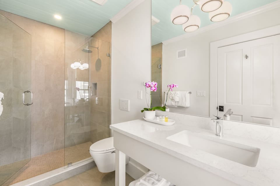 En suite bathroom with shower