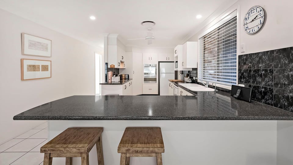 Kitchen Area w Breakfast Bar