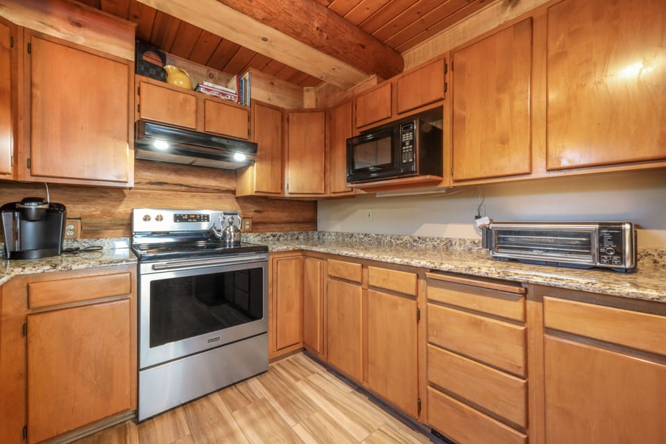 House, 3 Bedrooms | Private kitchen | Fridge, oven, stovetop, coffee/tea maker