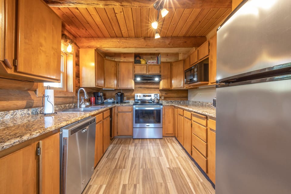 House, 3 Bedrooms | Private kitchen | Fridge, oven, stovetop, coffee/tea maker