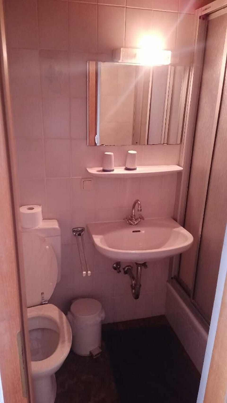 Twin Room | Bathroom | Shower, towels