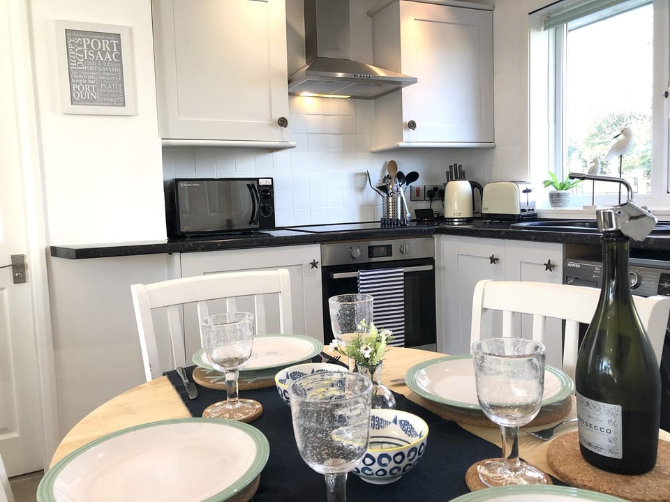 Cottage | Private kitchen | Fridge, electric kettle, toaster, cookware/dishes/utensils