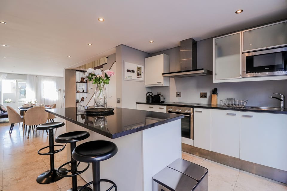 Apartment (2 Bedrooms) | Private kitchen | Fridge, microwave, oven, stovetop