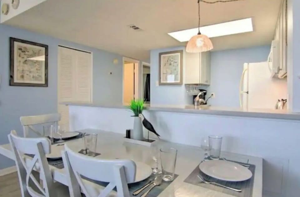 Dining seating for 8 as well as al fresco dining in the balcony with ocean view