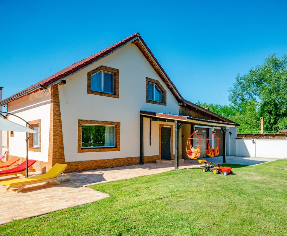Cabin | Exterior