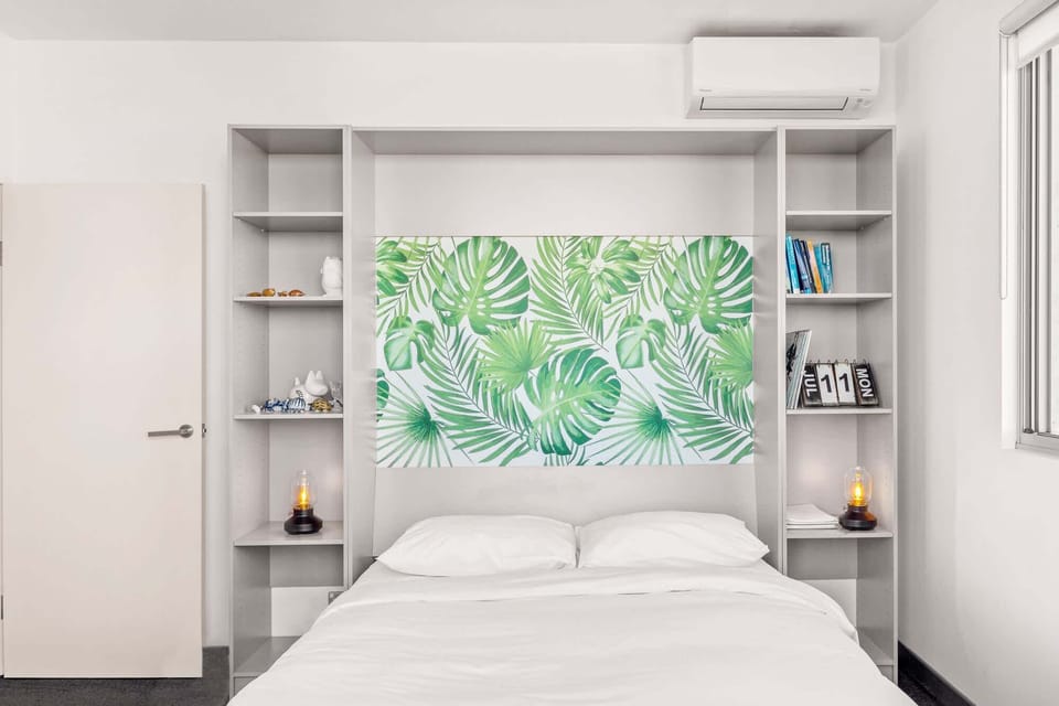 Second Bedroom - Murphy bed