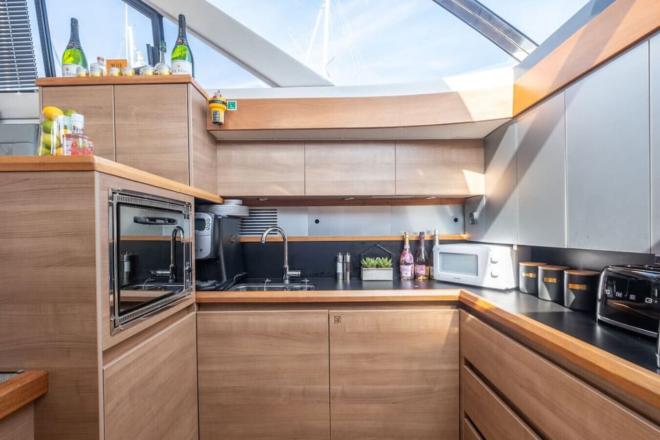 Fully kitted galley with oven, hob, microwave, fridge and wine fridge.
