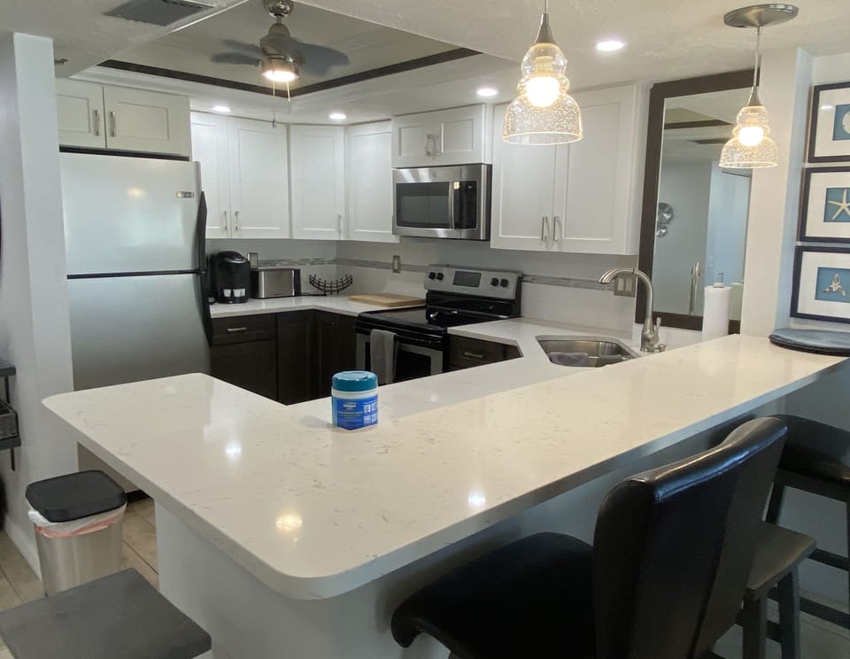 Beautiful, well-equipped kitchen with quartz countertops