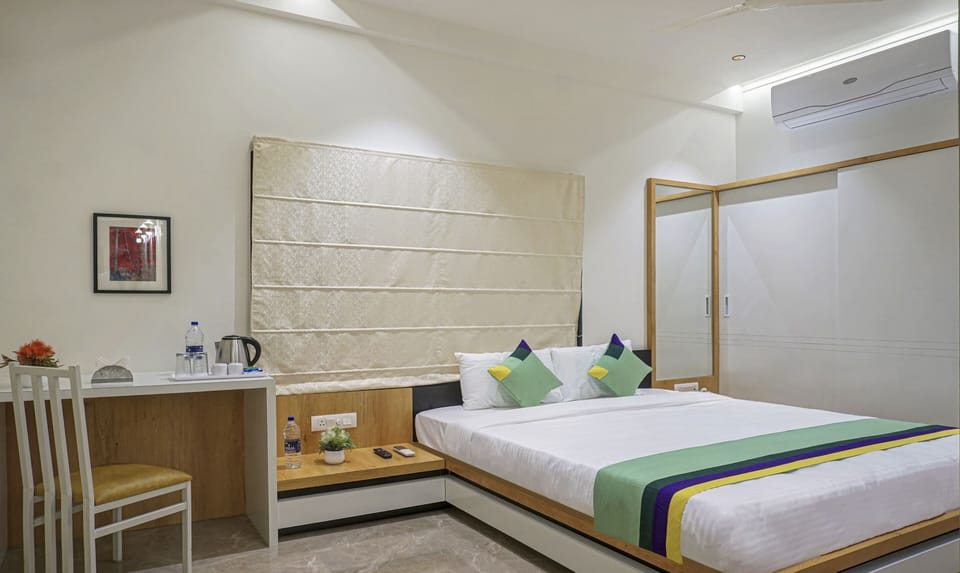 Deluxe Double Room | Desk, soundproofing, iron/ironing board