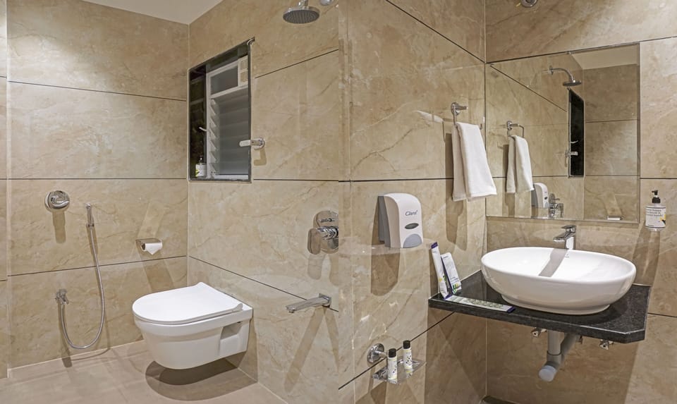 Deluxe Double Room | Bathroom | Free toiletries, towels, soap, shampoo