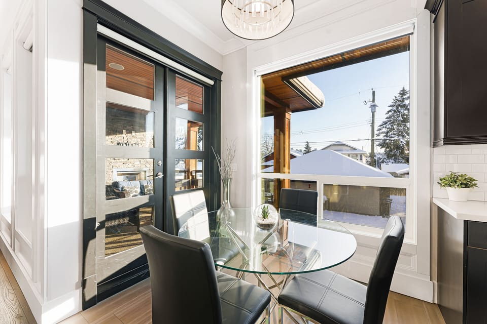 Additional dining area with table and 4 seats