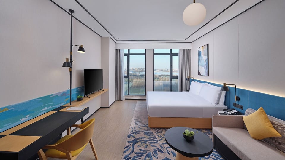 Superior Room, 1 King Bed | Desk, soundproofing, bed sheets